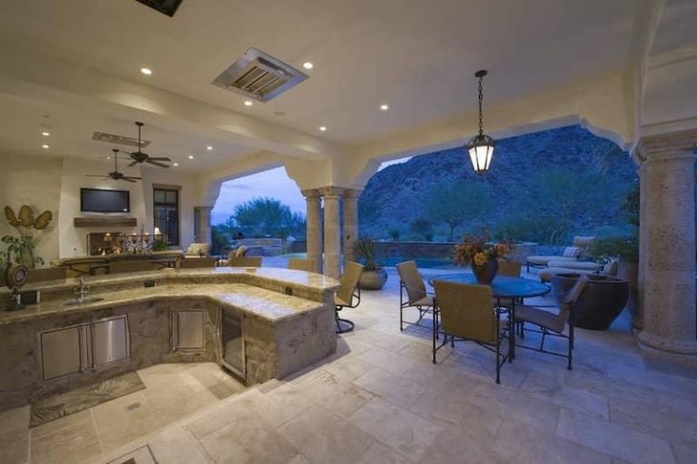 Outdoor Kitchen Features Florida Homeowners