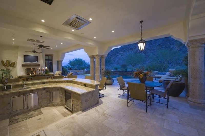Outdoor Kitchen Features Florida Homeowners